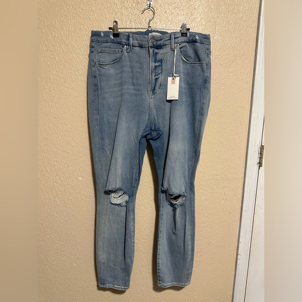 Good American Distressed Light Wash Jeans Size 18
Stretchy High Waist